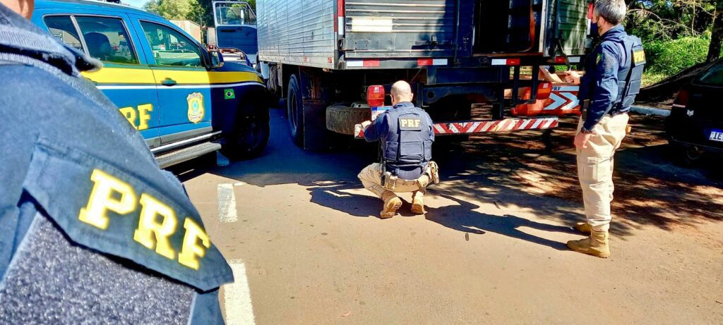 Prf Prende Motorista Caminh O Roubado Placas Clonadas R Dio