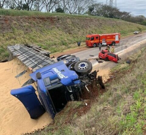 Carga de arroz é furtada de carreta envolvida em acidente morte na