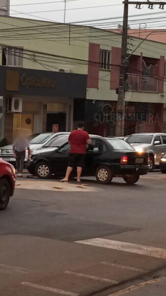 Mais um acidente de trânsito na rótula da Rua Andrade Neves esquina