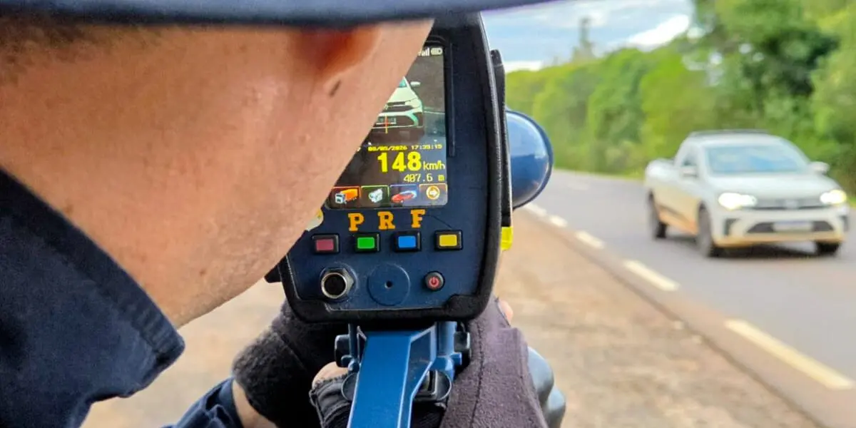 PRF flagra  condutor  transitando com a velocidade de 148km/h