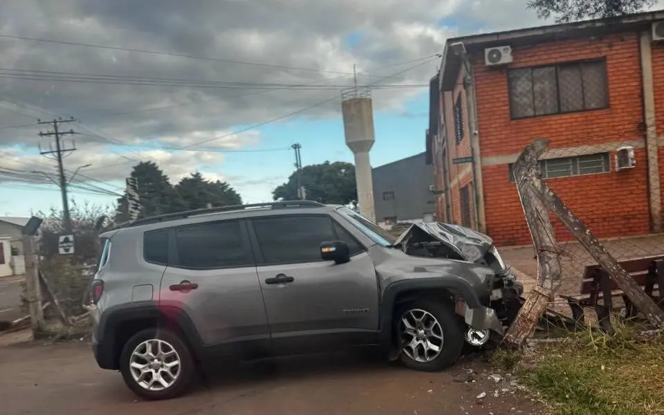 Condutor abandona veículo após se envolver em acidente no Distrito Industrial de Panambi