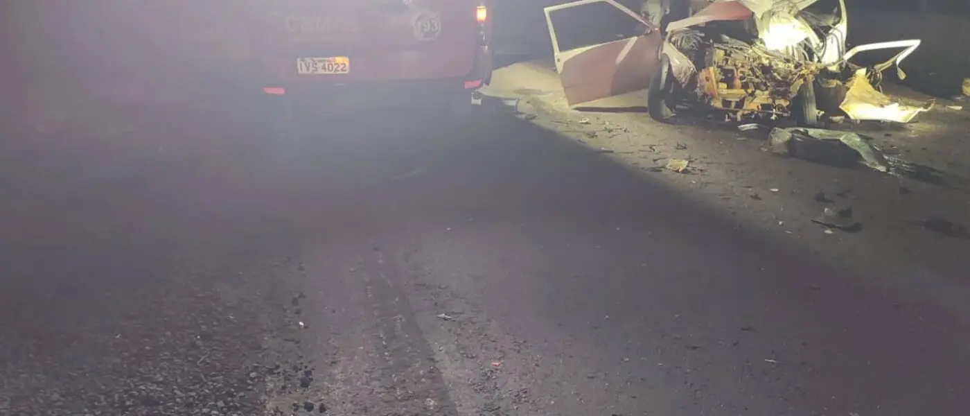 Homem morre e jovem fica ferido em grave acidente entre carro e caminhão na BR-468, em Três Passos