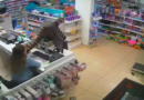 Farmácia é assaltada no Centro de Chapada; câmeras registram ação do criminoso