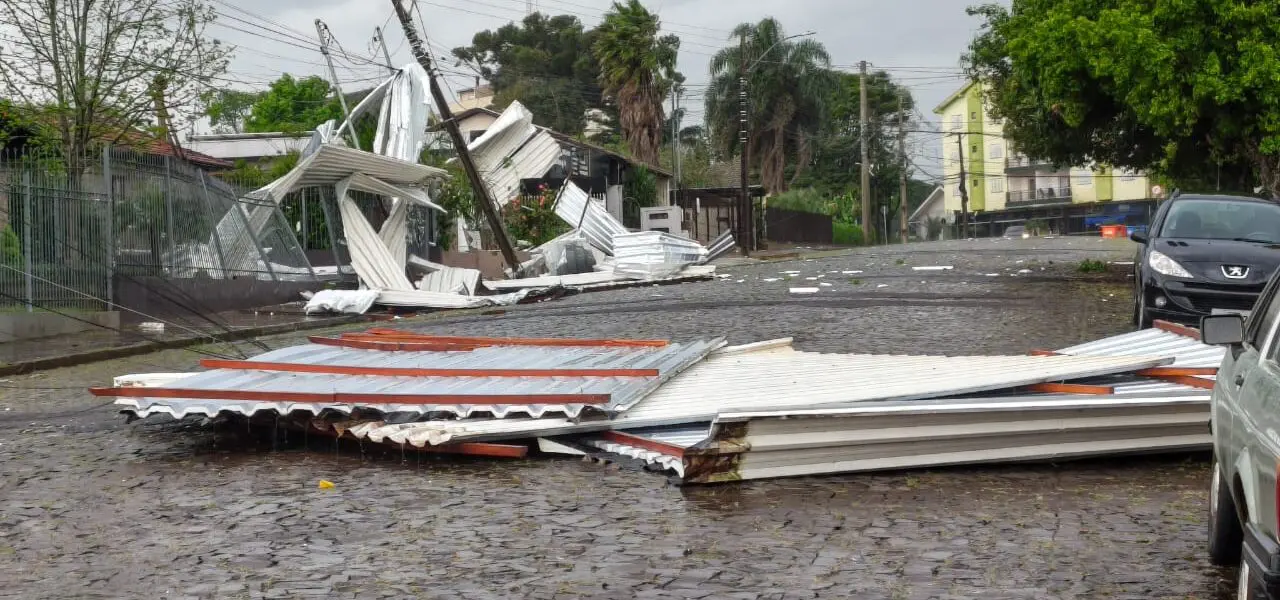 Temporal da tarde deste domingo, dia 27, causa estragos em Panambi