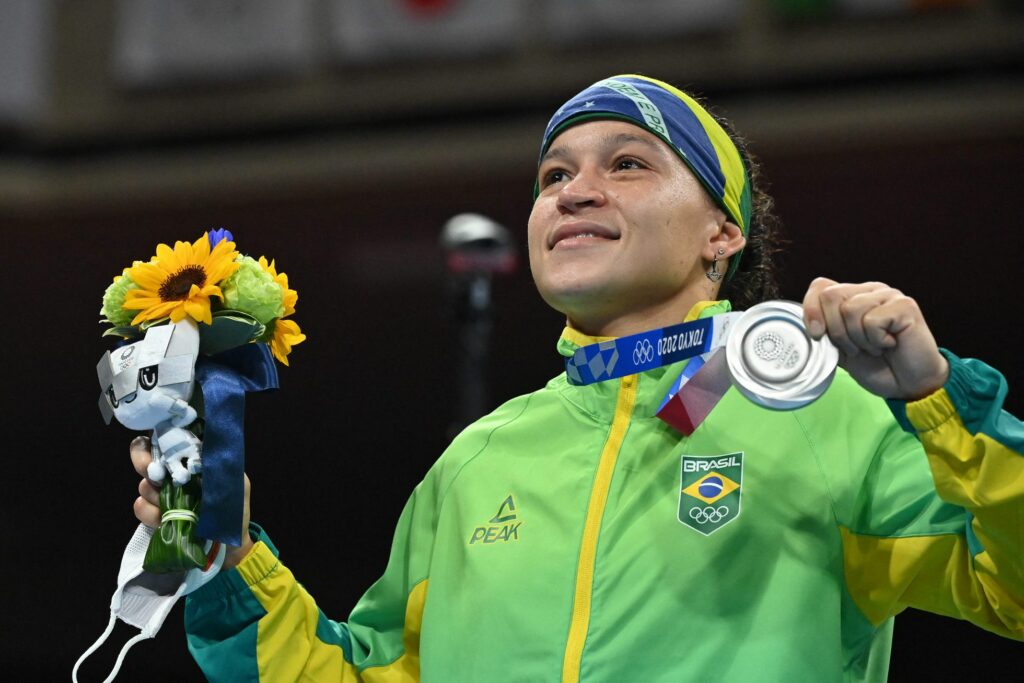 Medalhistas Mayra Aguiar e Daniel Cargnin voltam a Porto Alegre e