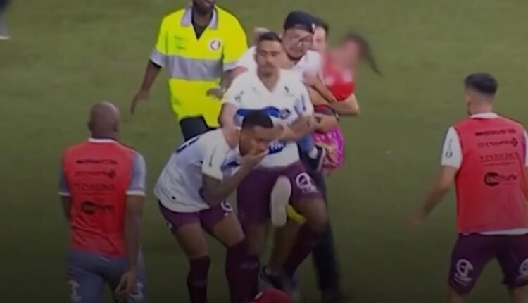 Polícia instaura inquéritos contra torcedor que invadiu gramado do  Beira-Rio com criança de colo - Esportes - R7 Futebol