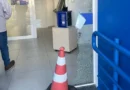 Mulher quebra porta de loja da Corsan a marteladas por falta de água em ocupação em Passo Fundo