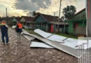 Temporal provoca  destelhamentos ,danos e queda de poste  em Cruz Alta