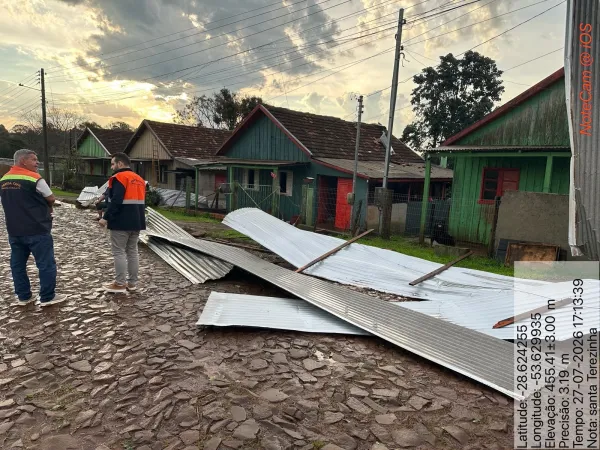 Temporal provoca  destelhamentos ,danos e queda de poste  em Cruz Alta