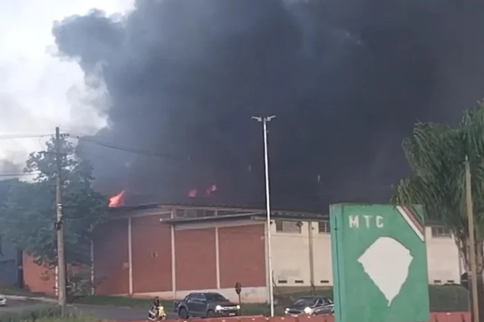 Incêndio de grandes proporções atingiu fábrica de plásticos em Santo Ângelo