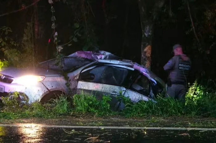 Mulher de 55 anos morre após perder controle do carro e bater contra árvore na RSC-377, entre Cruz Alta e Ibirubá