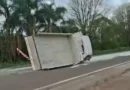 Pneu estoura e caminhão tomba na ERS-342 entre Cruz Alta e Ijuí